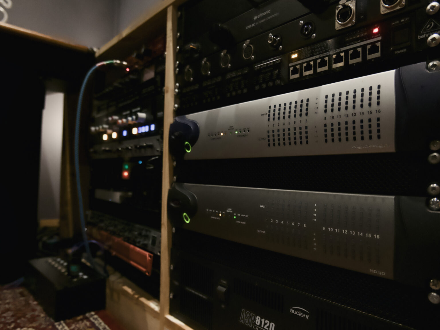 studio-i-outboard2